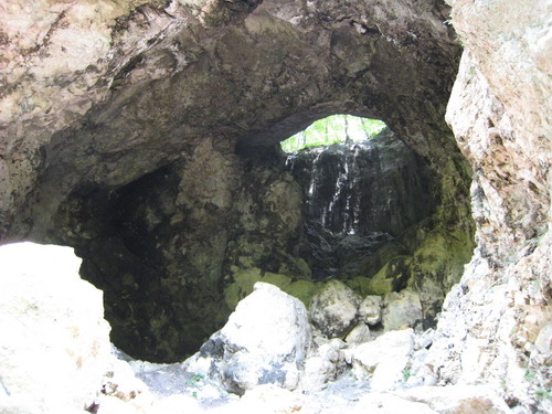 Сквозная пещера в Хаджохе