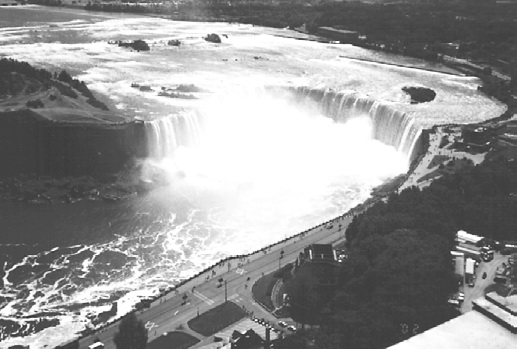 Канада. 800метровая «подкова» канадской части Ниагарского водопада. Высота падения воды 48 м