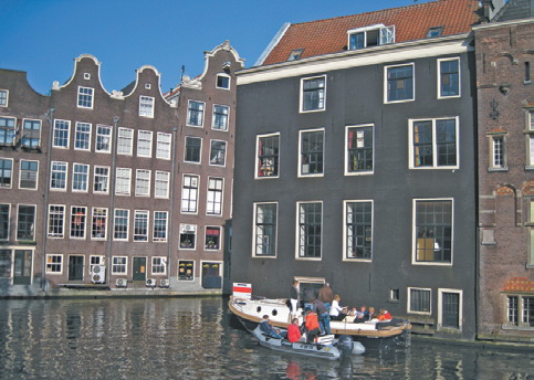 Местами каналы Амстердама напоминают Венецию