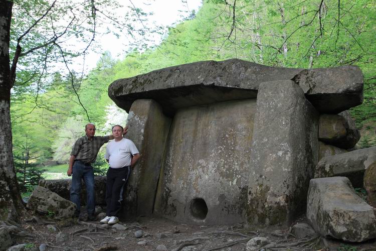 Дольмен в Гузирепле - Адыгея Дольмен в Гузирепле - Адыгея