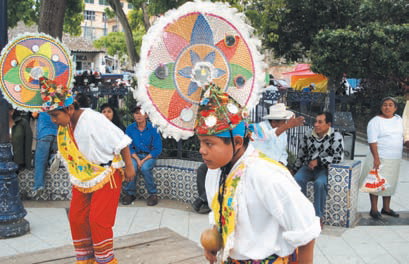 на улицах Тахина индейцы исполняют национальные танцы