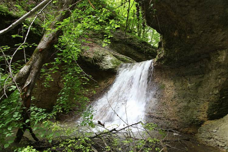 водопад в ущелье Мешоко в горном курорте Хаджох