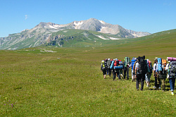 Это поход по горному Кавказу, через горы Кавказа к морю с максимально возможным комфортом и относительно легким рюкзаком. Описание и фото похода