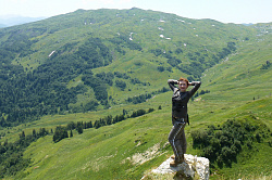 Эта фото девушка на камне с видом на горы туристка маршрута  Знаменитая Тридцатка - легендарный маршрут 30. Девушка любуется красивыми видами гор. 