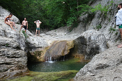 Поход через горный каньон к морю, пеший маршрут в