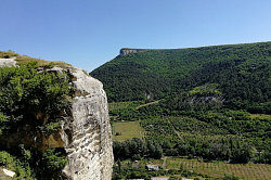 Пеший маршрут в горах, поход через горы к морю