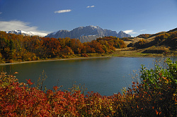 Озеро Хуко осенью. Осенний пейзаж с озером Хуко на юге России в Адыгее.