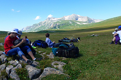 Это отдых с видом на горы туристов Знаменитой Тридцатки - легендарного маршрута 30