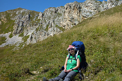 Эта девушка с рюкзаком в горах туристка маршрута Знаменитая Тридцатка - Легендарный маршрут 30