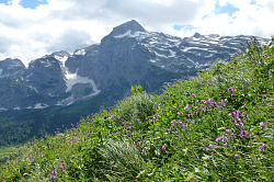 Пейзаж с горами фото. Такой красивый пейзаж с горами можно сфотографировать на Тридцатом легендарном туристическом маршруте через горы юга России к Чёрному морю.